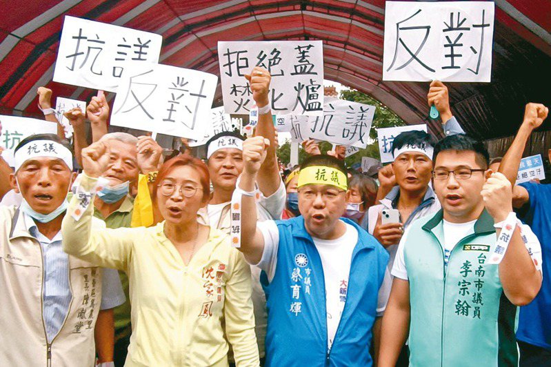台南柳營科技園區將設置焚化爐遭反對，昨天逾500名居民出面抗議，多名市議員到場聲援。記者謝進盛／攝影