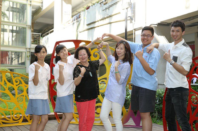 黃蕙欣（右三）的教學方式得到學校老師與同學的支持。圖／教育部提供