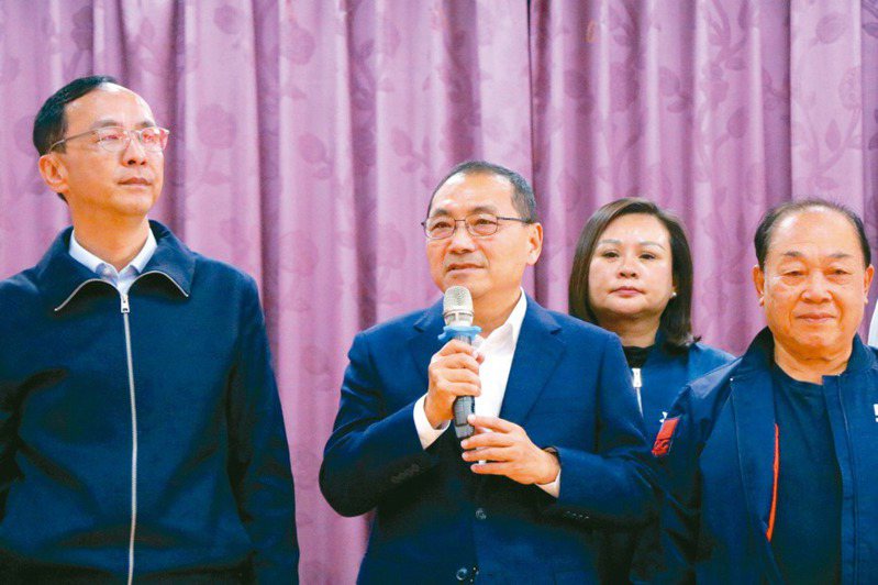 新北市長侯友宜（左二）昨天到台南出席感恩茶會，認為從這次選舉看到國民黨有無限的潛力，更有無限的發展。記者萬于甄／攝影