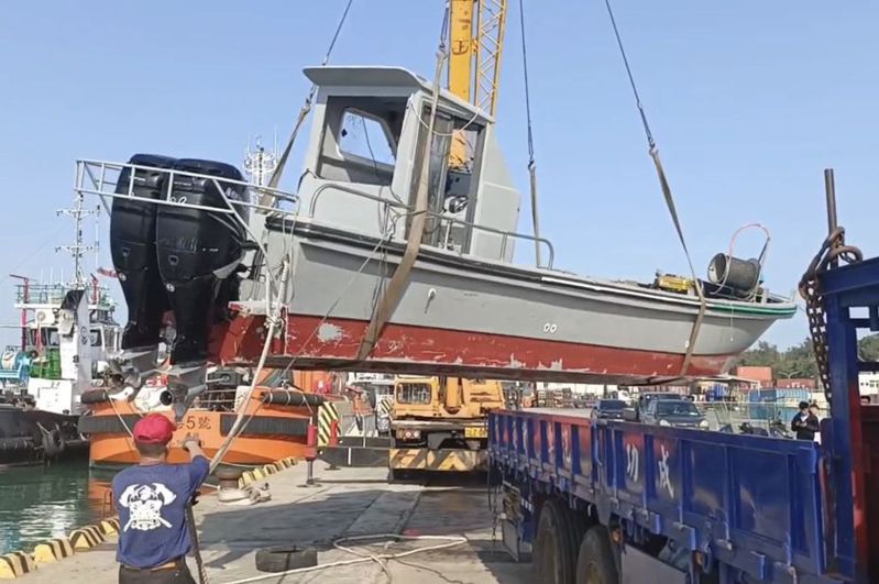 金門海巡隊日前將翻覆的大陸漁船拖回料羅碼頭，海巡署派專案小組對船隻蒐證勘驗。本報資料照片