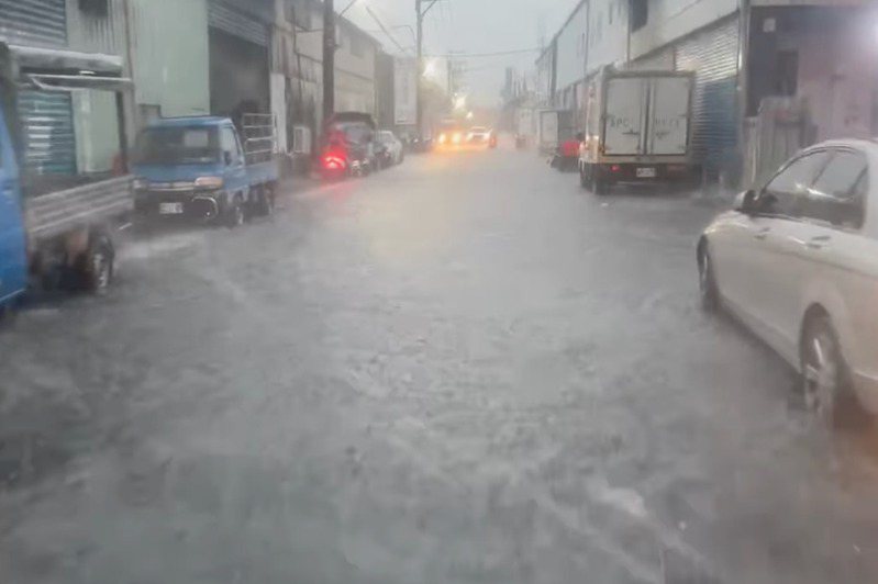 上午強降雨，蘆洲復興路積水。圖／摘自臉書我是蘆洲人