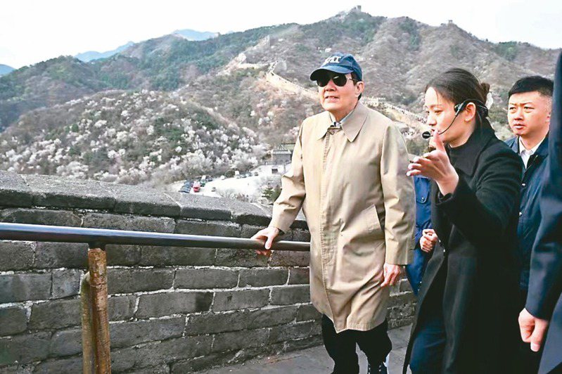 前總統馬英九（左）與大陸國家主席習近平今天 將在北京人民大會堂會面。圖為馬英九昨天率團參訪長城。圖／馬英九基金會提供