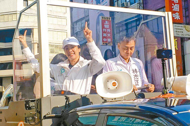 民眾黨副總統候選人吳欣盈（左）昨與高雄市選哲之友會會長林杰正一起車隊掃街拜票。記者王勇超／攝影