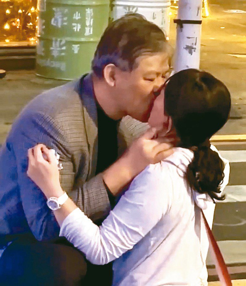 國安局特勤中心少將謝靜華日前酒後在街頭向一名女子索吻、追吻，過程遭旁人錄下。圖／取自爆料者影片