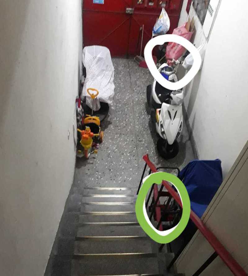 網友在臉書爆怨公社社團PO照片表示，原本是將腳踏車綁在樓梯扶手(綠色圈處)，被鄰居解開移出到白圈處。 圖擷自爆怨公社