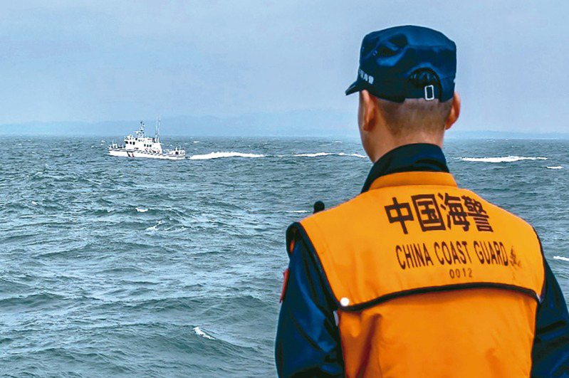 圖為日前大陸海警人員緊盯著前方一艘小艇。圖／取自中國海警局