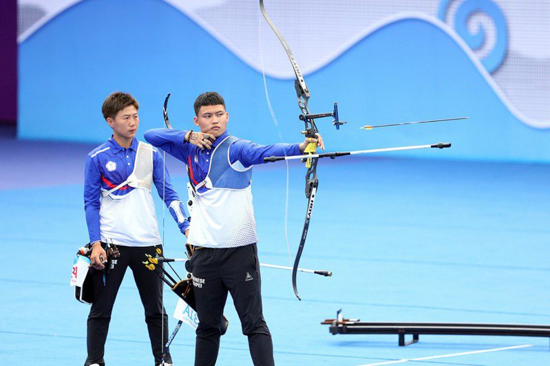台灣射箭選手湯智鈞（右）今天在亞洲射箭錦標賽男子反曲弓個人賽挺進金牌戰。 圖／體育署提供