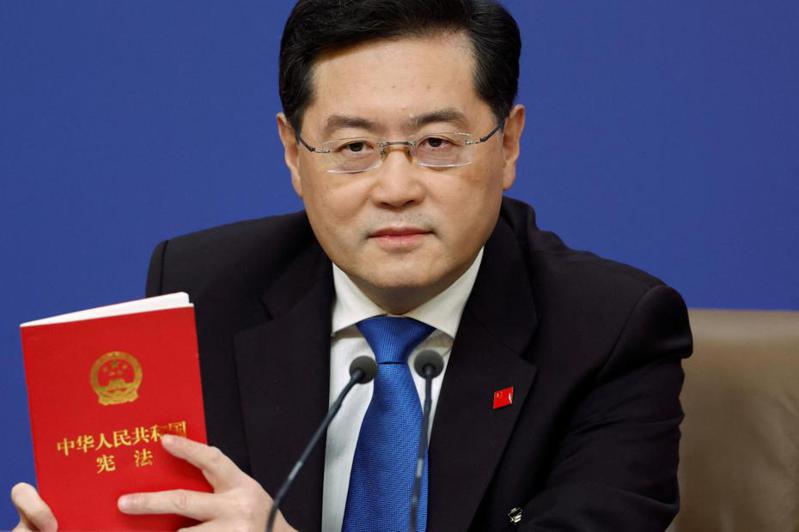 去年的今天，大陸新任外長秦剛意氣風發舉行記者會，還有備而來地拿出《中華人民共和國憲法》，強調「台灣是中華人民共和國神聖領土的一部分。」（路透）