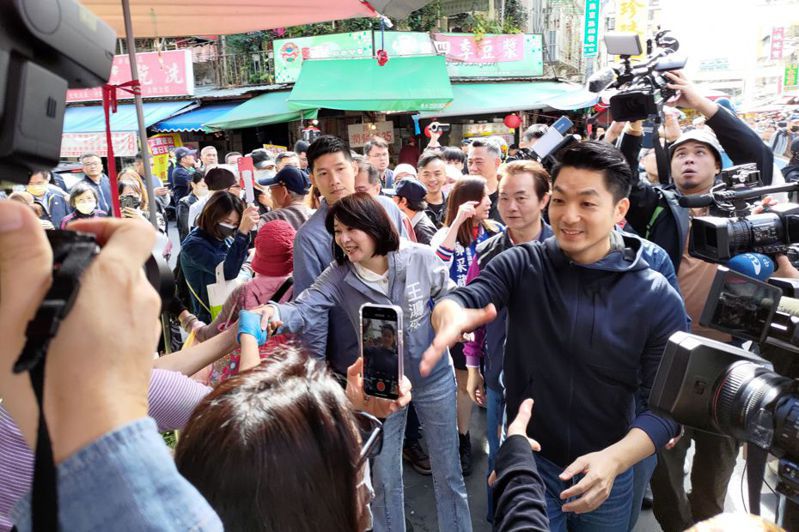 台北市長蔣萬安今天上午赴榮濱年貨大街向攤商採買民眾拜年。記者林麗玉／攝影