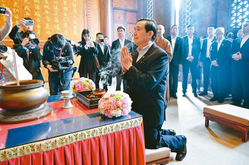 前總統馬英九昨在陝西造訪大慈恩寺並參拜。圖／馬英九基金會提供