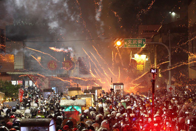 元宵節各地慶祝活動，多少傳出民眾受傷。圖為台南鹽水蜂炮遶境活動昨晚在武廟前收炮。本報資料照片