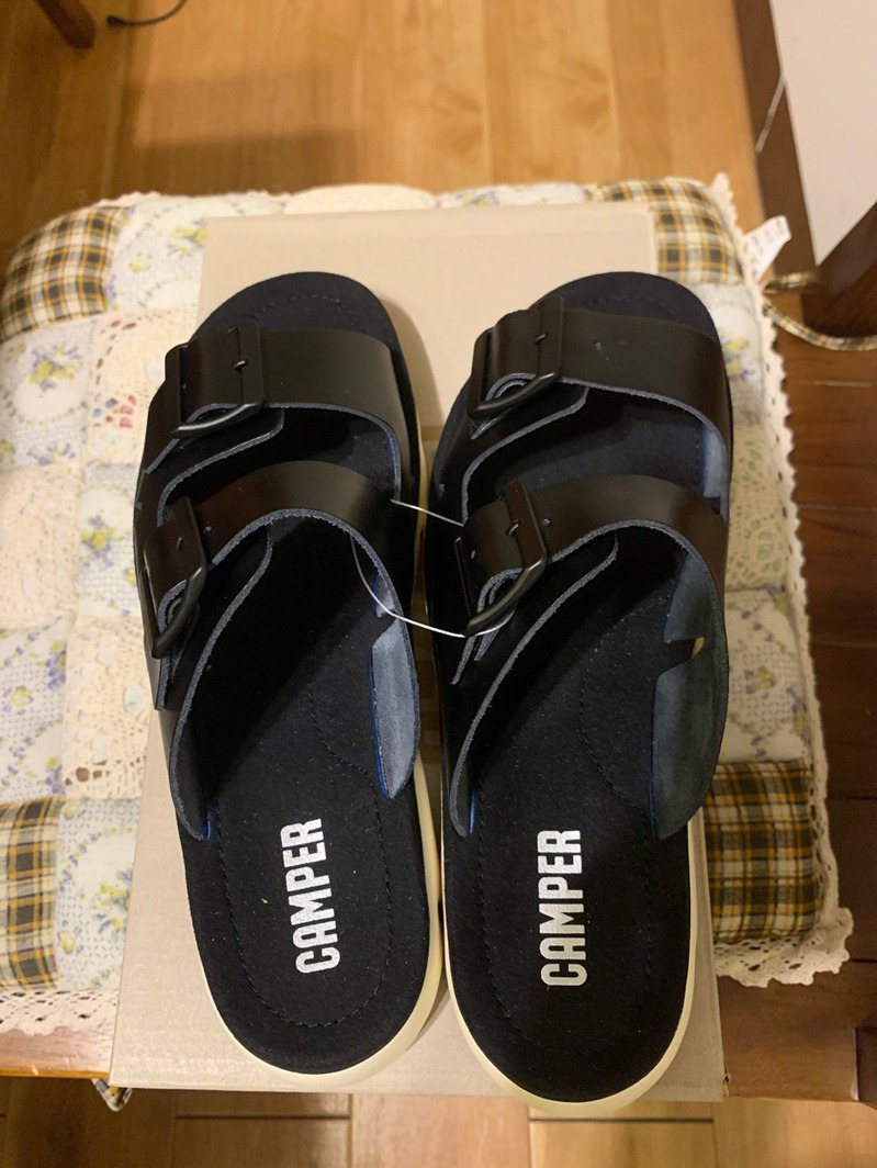 網友買到同腳不同尺寸的拖鞋。圖擷自facebook