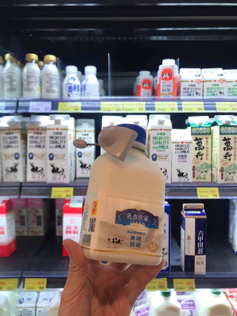 牛奶安裝防盜扣，照片曝光掀起熱議。圖擷自facebook