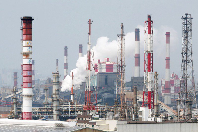 路透報導，台灣有意仿效日本，在今年推出「轉型債券」，協助高碳排企業凈零轉型。圖為高雄大林蒲石化工業區。（本報系資料庫）
