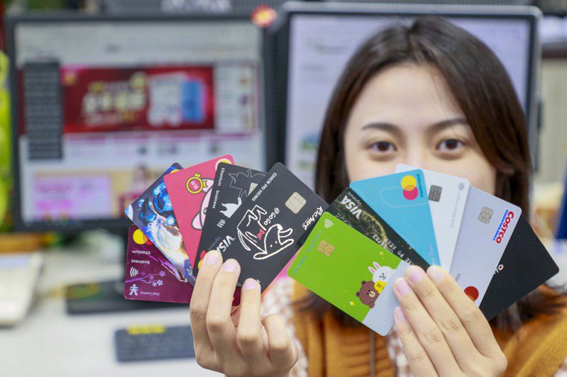 九家銀行陸續啟動清呆卡，持卡人只要超過一年未刷卡或開卡，將被停卡。示意圖。記者陳柏亨／攝影