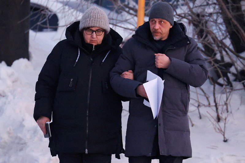 俄羅斯反對派領袖納瓦尼16日因「猝死症」死於北極圈流放地，他將近7旬的母親柳德米拉接獲通知後冒著零下30度嚴寒趕赴當地，沒想到愛子遺體竟失蹤。路透