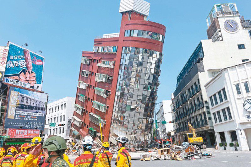 花蓮市軒轅路九層樓的天王星大樓地震後嚴重傾斜，一度有多名住戶受困。記者王思慧／攝影