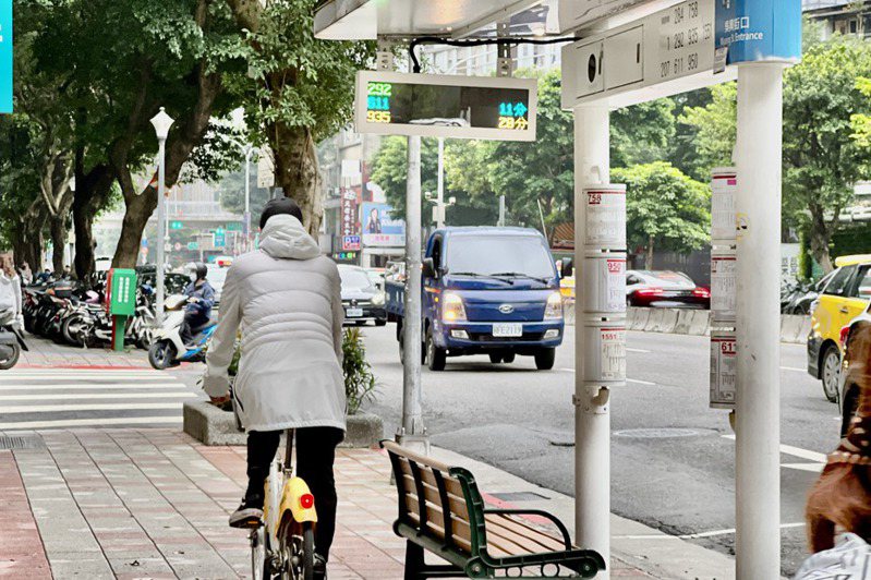 有民眾反映北市多處公車候車處與自行車道交織，騎士時常按鈴趕路人或直接呼嘯而過，相當危險。記者鍾維軒／攝影