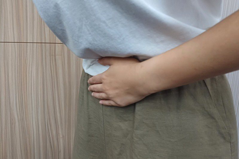 婦產科醫師提醒女性民眾，若長期有便秘、腹脹現象，甚至在拍打肚子時會有水波震盪的感覺，除了向腸胃科就醫之外，可能還是不易被發現的卵巢癌前兆。此為腹部不適示意圖。本報資料照片