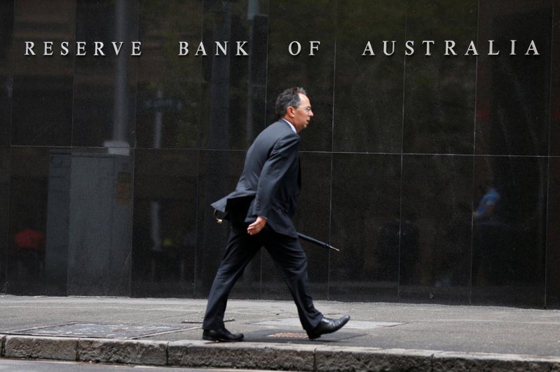 澳洲央行將把提供流動性給銀行體系的方式改為「充裕準備金」機制,，加入其他央行在「後緊縮時代」調整貨幣政策執行方式的行列。路透