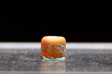 花蓮崇德遺址出土一顆紅色玻璃珠，去年10月被送往美國實驗室分析，原來是來自南亞印度一帶的文物，飄洋過海被交易到台灣。圖／花蓮縣文化局提供