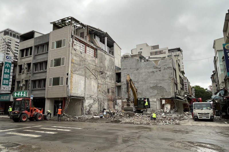 花蓮富凱飯店被23日餘震震倒，經過8天拆除，已被夷為平地。記者王燕華／攝影