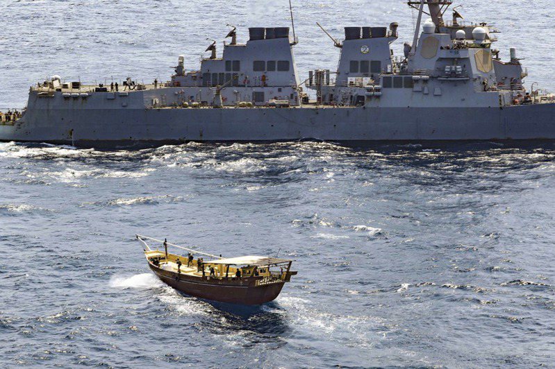 美國海軍海豹部隊11日在索馬利亞沿岸遭遇猛烈海況，兩名特戰隊員試圖登船時不慎墜海，至今生死未卜，目前搜救行動持續進行中。美聯社