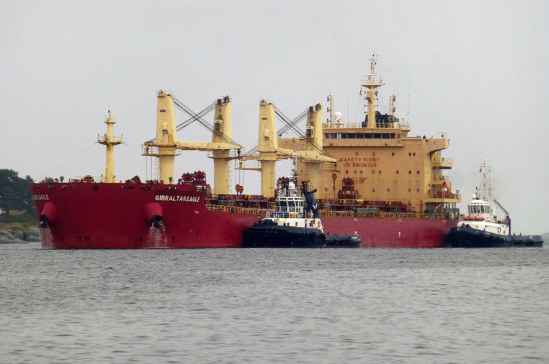 美商散裝航運商 Eagle Bulk Shipping證實，他們旗下Gibraltar Eagle 被一枚拋射體（projectile）擊中，貨艙受到一定損失，後來該船駛離該地區。船上載的是鋼品。美聯社