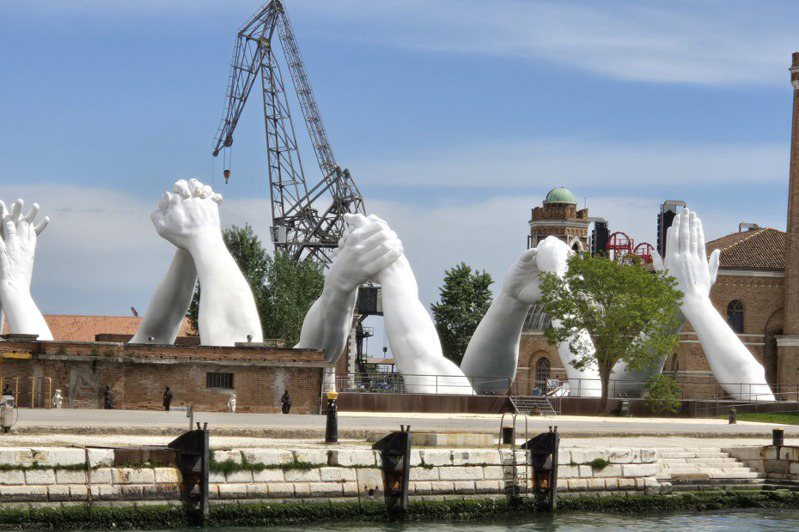 第60屆威尼斯美術雙年展展場，緊握的巨型雙手雕塑彷彿在戰火中祈禱世界和平。記者陳宛茜／攝影