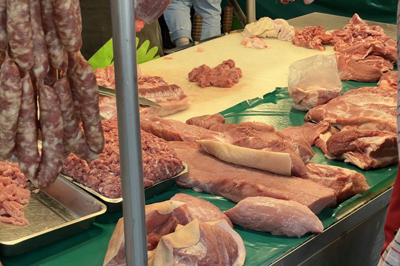 由於年節需求高，台北市吳興街市場內的豬肉攤買氣不減。記者鍾維軒／攝影