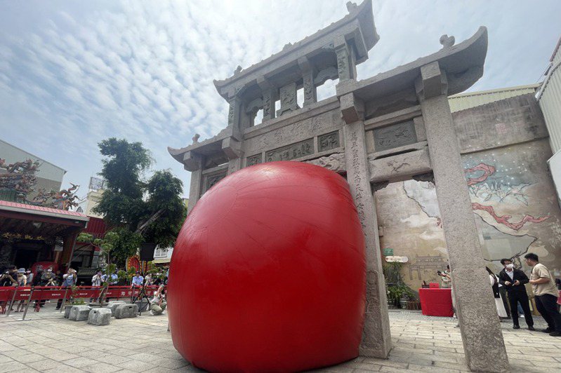 大型移動式街頭藝術裝置「紅球計畫RedBall Project」今在台南開展，首站在風神廟接官亭登場。記者萬于甄／攝影