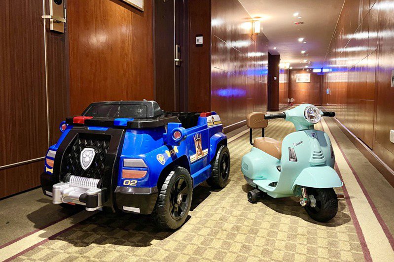 迎接兒童月，台中長榮桂冠酒店推出住房送電動玩具車，吸引親子客目光。長榮桂冠酒店提供