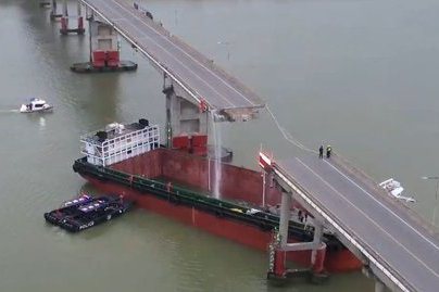 廣州瀝心沙大橋22日上午遭一艘貨櫃船撞斷，事發時有橋上車輛落水，傷亡情況仍在釐清。（取自央視）