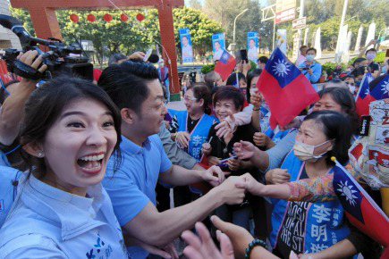 台北市長蔣萬安首度南下高雄輔選，深受婆婆媽媽和年輕人歡迎。記者卜敏正／攝影