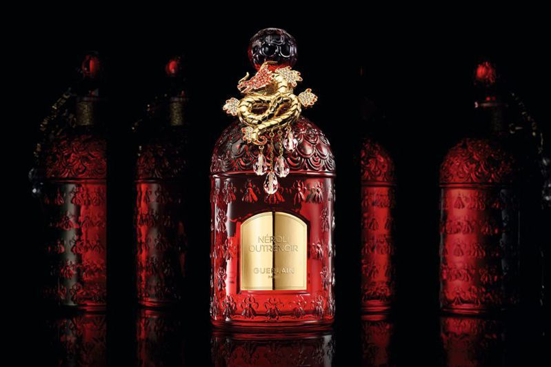 嬌蘭藝術沙龍 迷夜橙花淡香精 幸運摯紅璀璨蜂印瓶／125ML+30ML／38,000元。圖／嬌蘭提供
