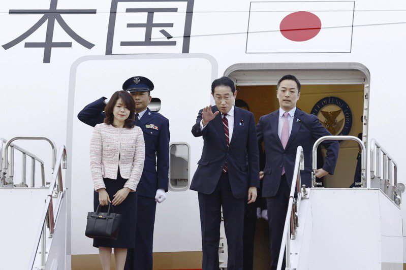 日本首相岸田文雄（中）啟程訪美，為九年來首度訪問美國的日本首相。美聯社