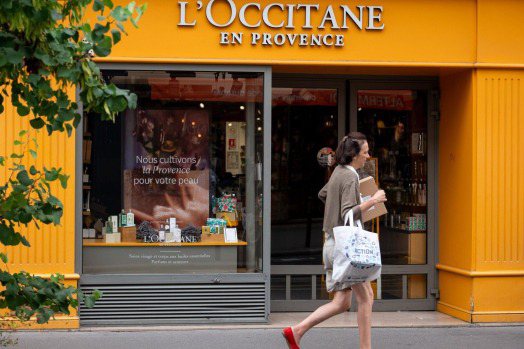 知情人士透露，黑石集團（Blackstone）正接近達成將護膚品公司歐舒丹（L'Occitane）私有化的協議。彭博資訊