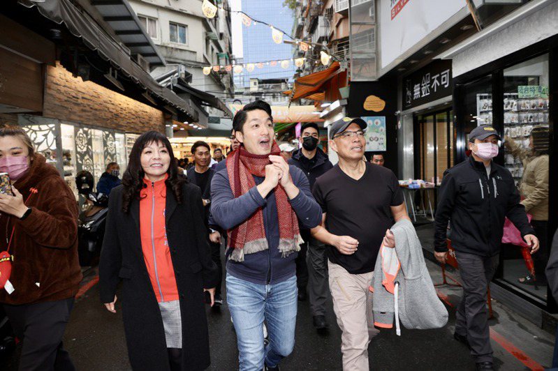 台北年貨大街開賣，台北市長蔣萬安（中）昨天到台北後站商圈走街，今天下午也會到迪化年貨大街向商家拜年，正面看待二手菸問題。記者許正宏／攝影