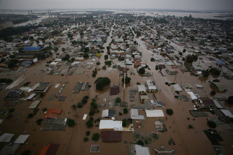 巴西南部南大河州本周遭遇豪雨引發洪水和土石流，圖為南大河州卡諾阿斯洪水氾濫成災。路透