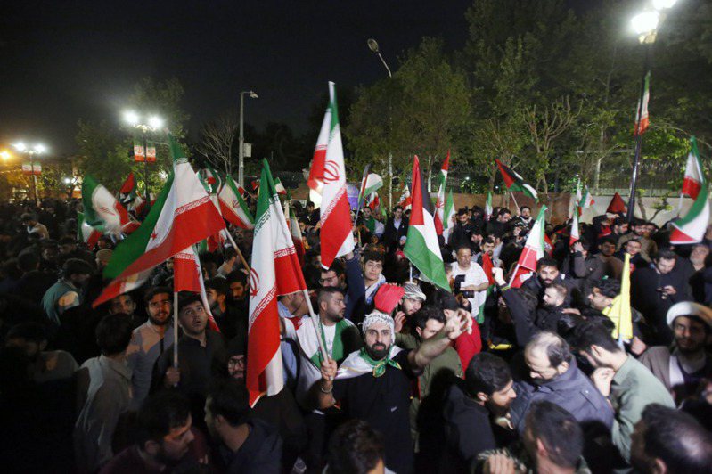 伊朗13日深夜出動上百架無人機和飛彈攻擊以色列，對此成千上萬伊朗民眾在14日稍早聚集首都德黑蘭巴勒斯坦廣場，表達對政府的支持。歐新社