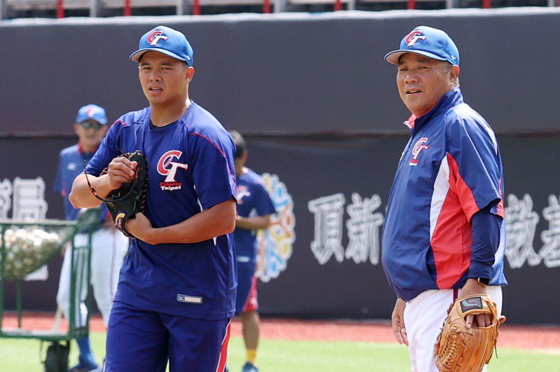 杭州亞運棒球中華隊今天開訓，西武隊吳念庭（左）與擔任教練的父親吳復連（右）同隊。記者邱德祥／攝影