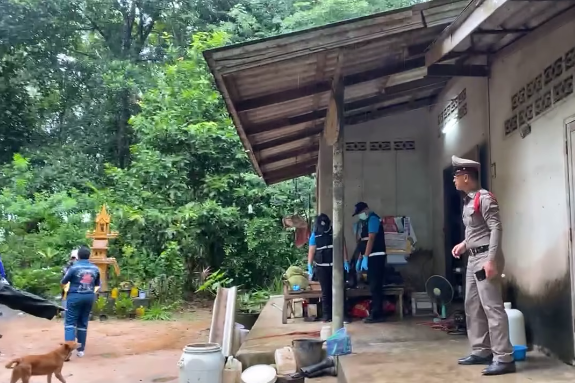 泰國近日發生一起詭異命案，男子遭鄰居「斬頭」疑與活人獻祭有關。圖擷自123hotnewssuratthani臉書粉專