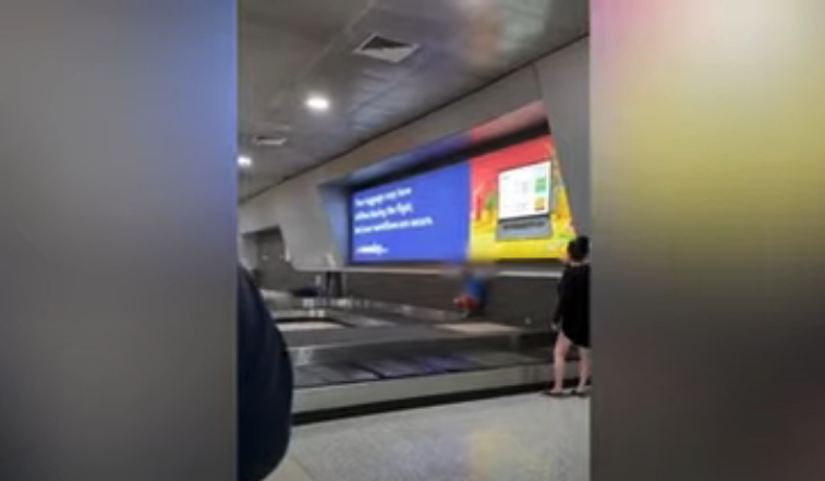 一名男童不顾妈妈劝阻，在澳洲墨尔本机场的行李传送带跑跳，直至广播说出一句话才乖乖就范。图撷自(photo:UDN)