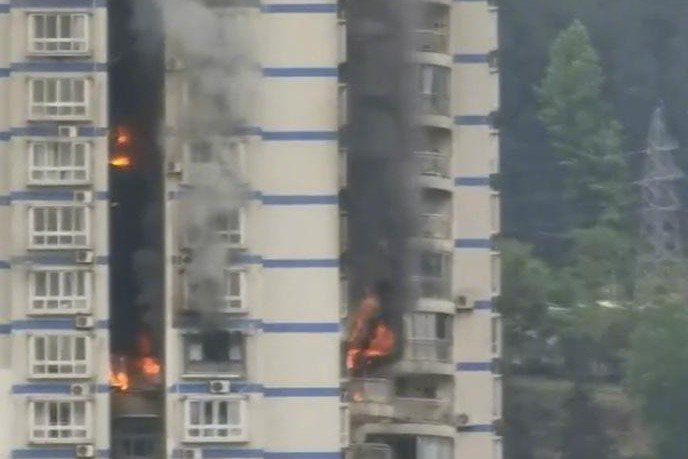 重慶一棟25層樓高的住傳出火警。（圖／取自央視新聞）