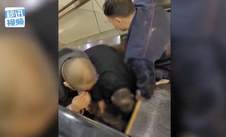 中國大陸貴州發生一起手扶梯工安事故，一名22歲工人被捲入梯內，經搶救後仍不治身亡。圖／截自《秒訊視頻》