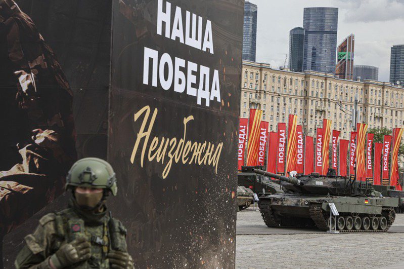 俄國9日將迎接一年一度勝利日，克里姆林宮在莫斯科舉行西方戰利品特展。圖為展覽外標語寫著：「我們勝券在握」。歐新社