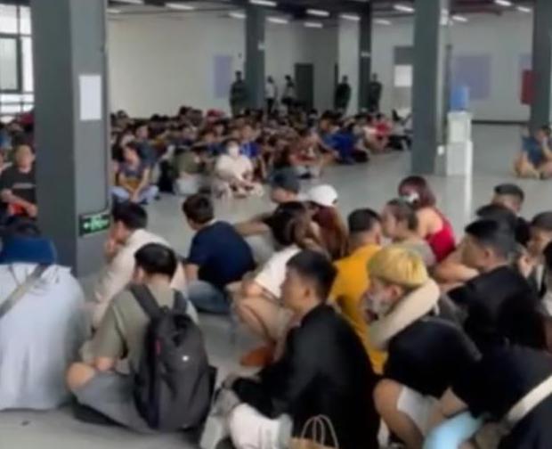 菲律賓警方14日突襲一處大型詐騙中心，救出將近900名奴工，其中包括3名台灣人。取自X