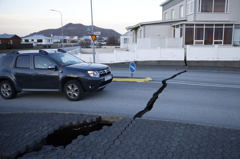 冰島西南部的雷克雅內斯半島（Reykjanes peninsula）火山爆發危機將近，地面被震出15公里長裂縫。美聯社