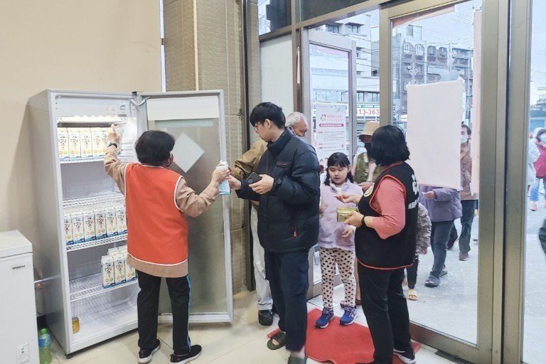 桃園市現有38個里設置「食享冰箱」，民政局表示會檢視冰箱存放狀況。圖／桃園市民政局提供