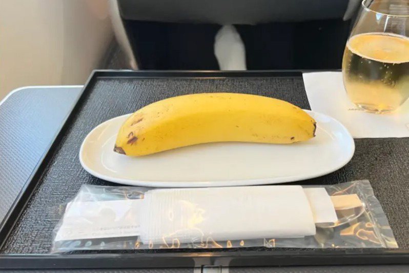 克里斯收到的餐點只有一根香蕉，還尷尬地附上一雙筷子。圖擷自紐約郵報